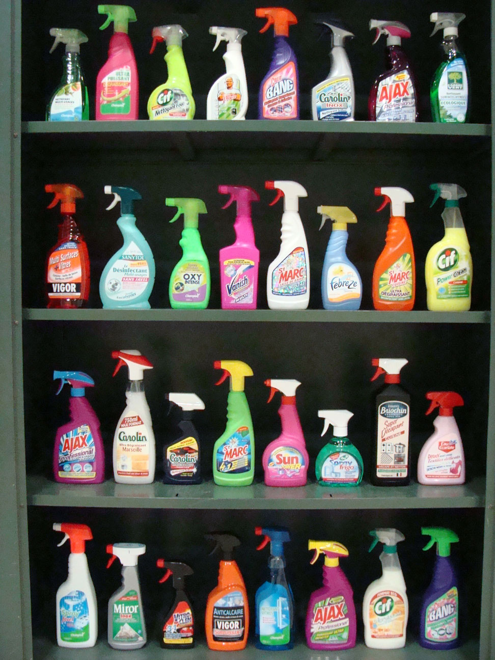 pistolets produits entretiens, armoire fer 170x150x45cm.