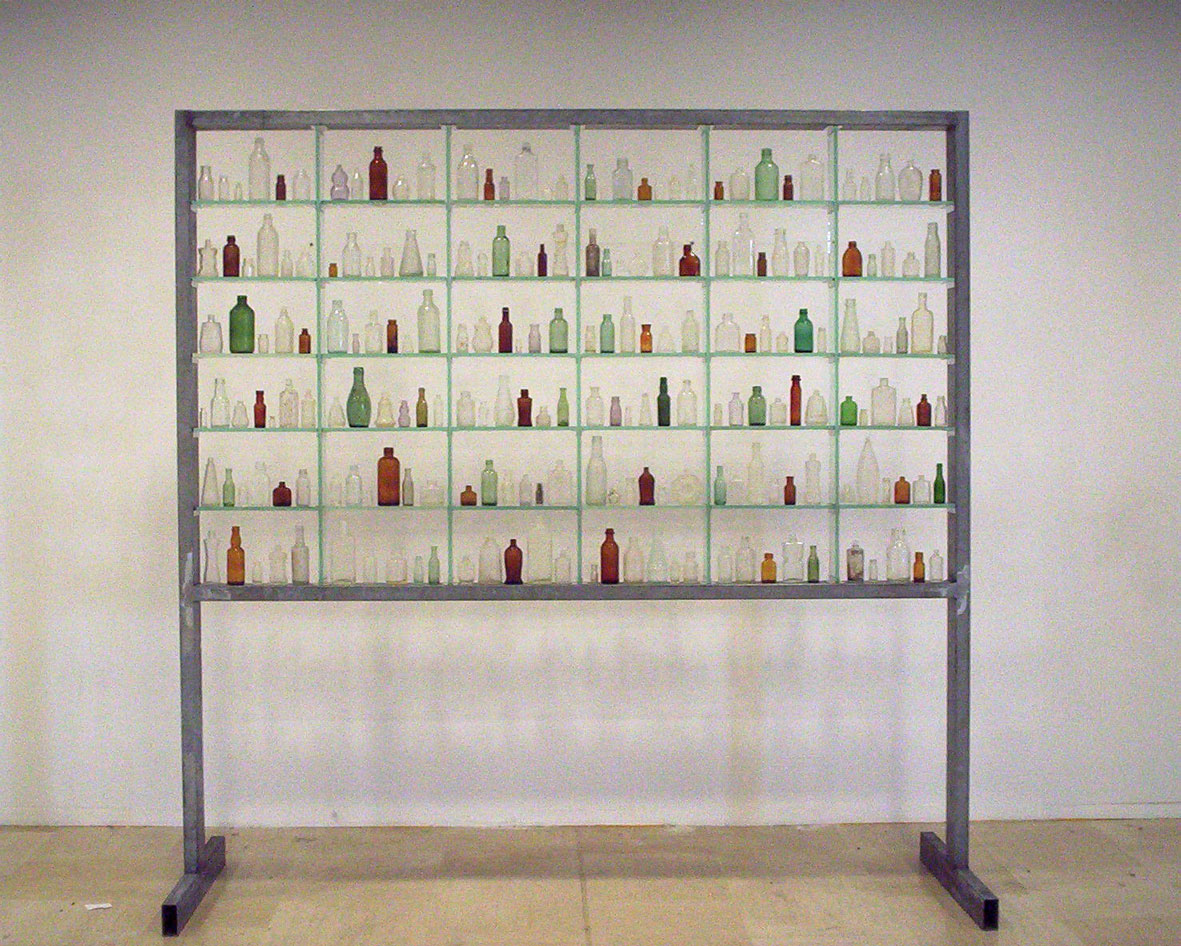 flacons en verre issus d'une d�charge, fer galvanis�, verre, aluminium, 200x200x45cm.